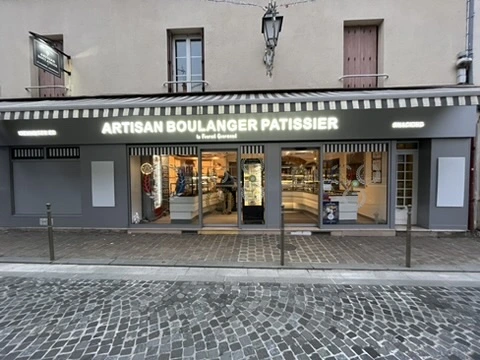 Façade de boulangerie habillée en adhésif Avery avec enseigne LED