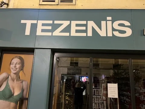 Tezenis · Enseigne de façade