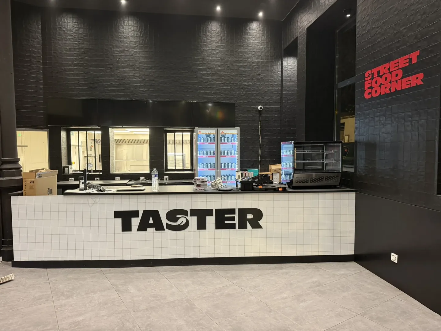 Comptoir et lettrage intérieur TASTER