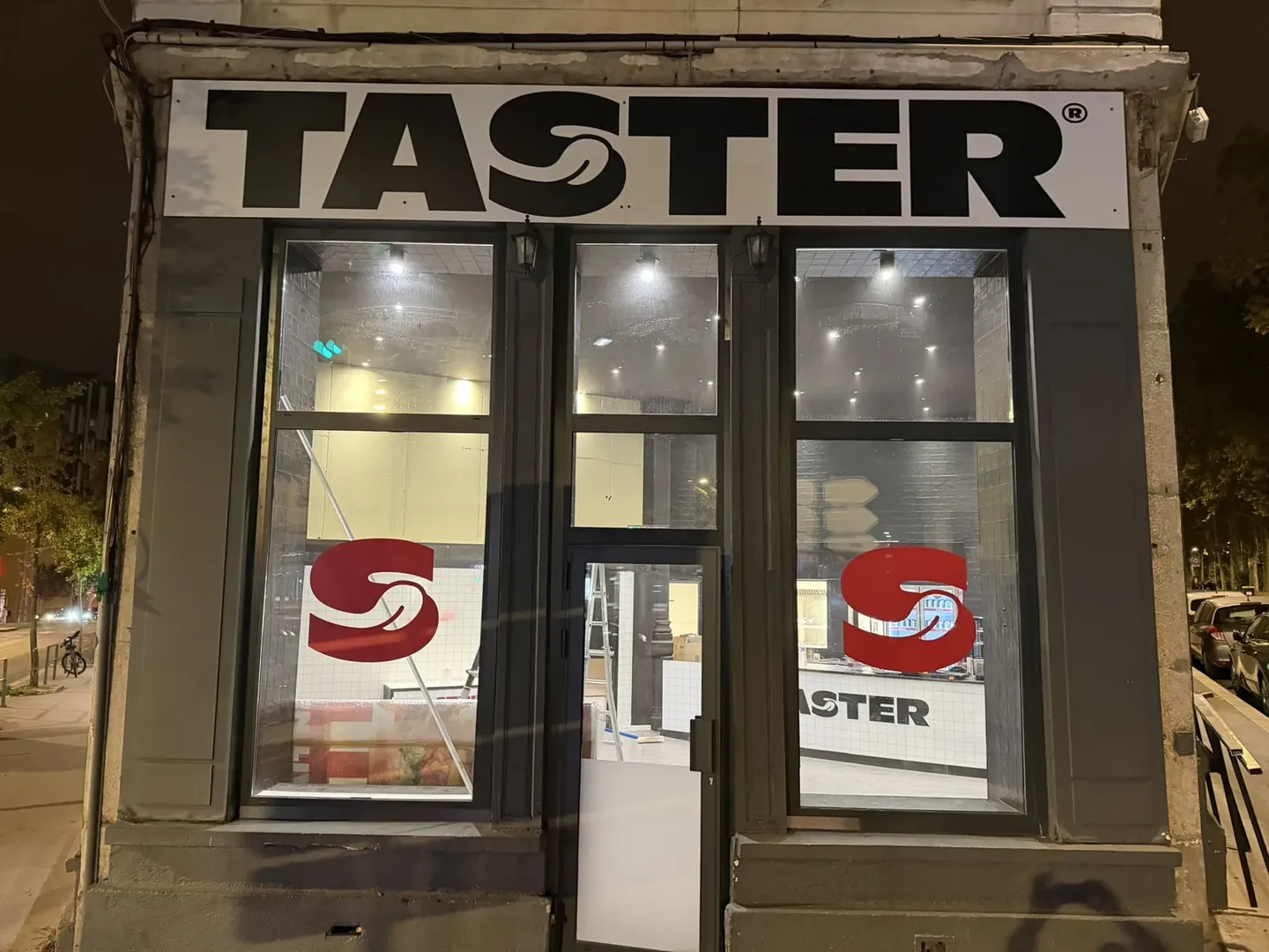 Façade et vitrophanie d’un point de vente TASTER