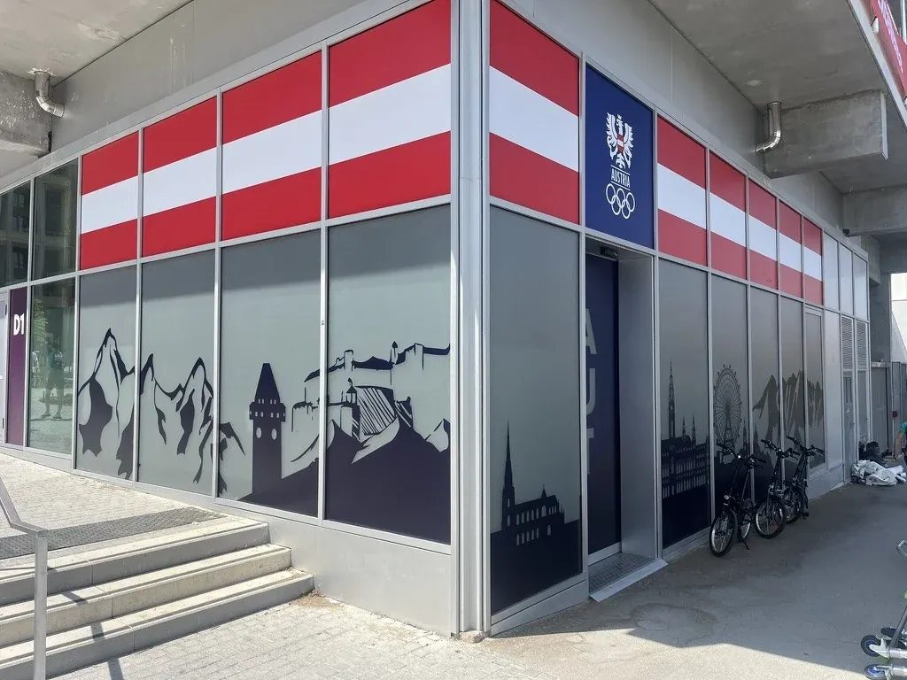 Habillage graphique rouge et bleu d’une vitrine commerciale