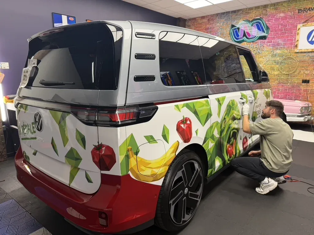 Pose du décor adhésif sur le véhicule Marché Frais